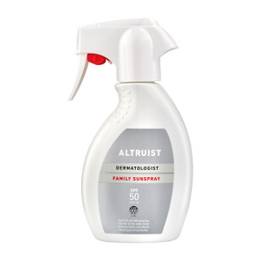 Altruist Family Sunspray SPF 50 250 ml white plastic trigger-spray tube with silver label; Suitable for the entire family, including babies over 6 months and children, this sun spray offers high broad-spectrum UVA/UVB protection